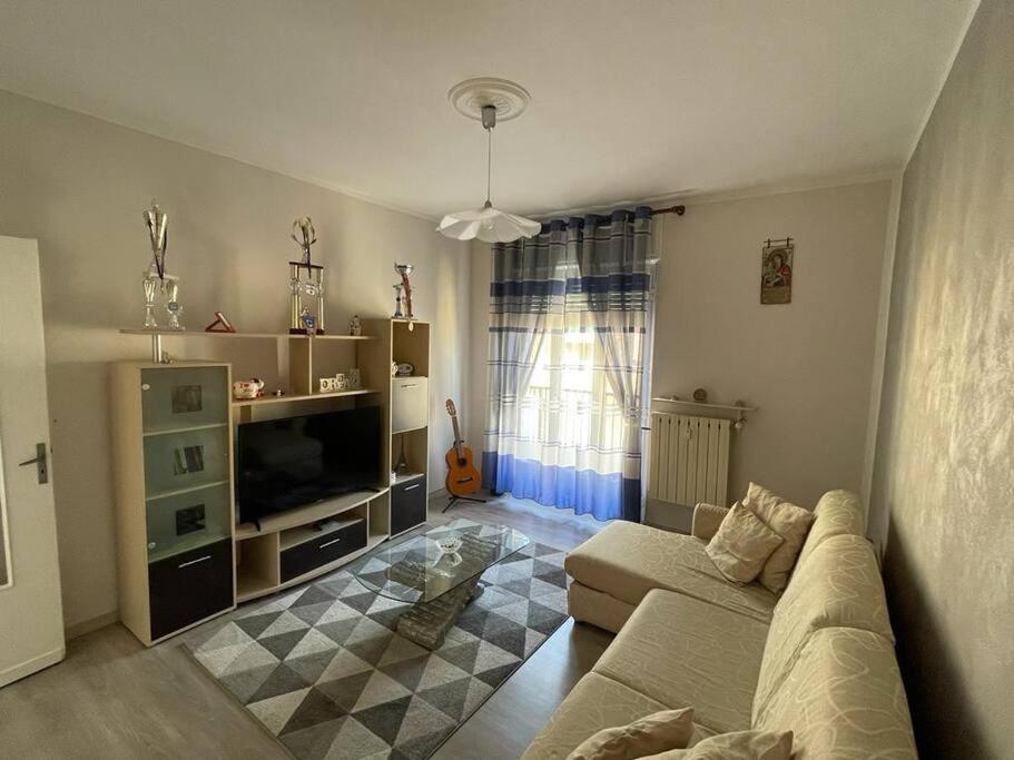 Appartamento Con Tre Camere - Zona Centrale 亚历山德里亚 外观 照片